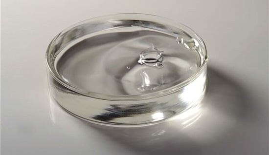 پارافین مایع داخل ظرف شیشه ای
